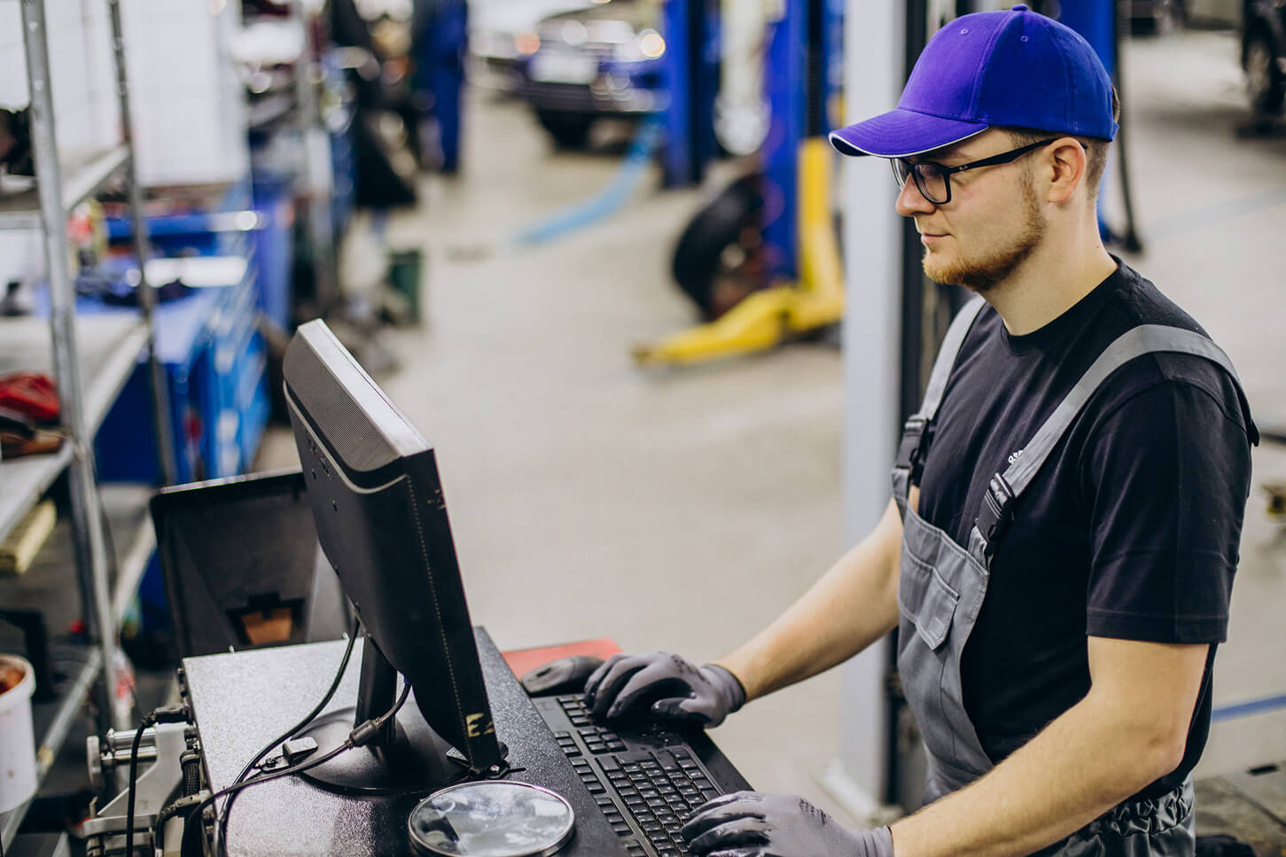Изображение — car mechanist making car service 1 (1)