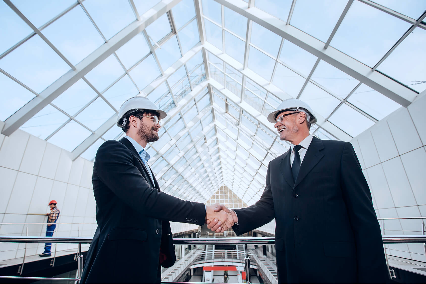 Изображение — two cheerful businessman handshaking helmet new building 1 (1)